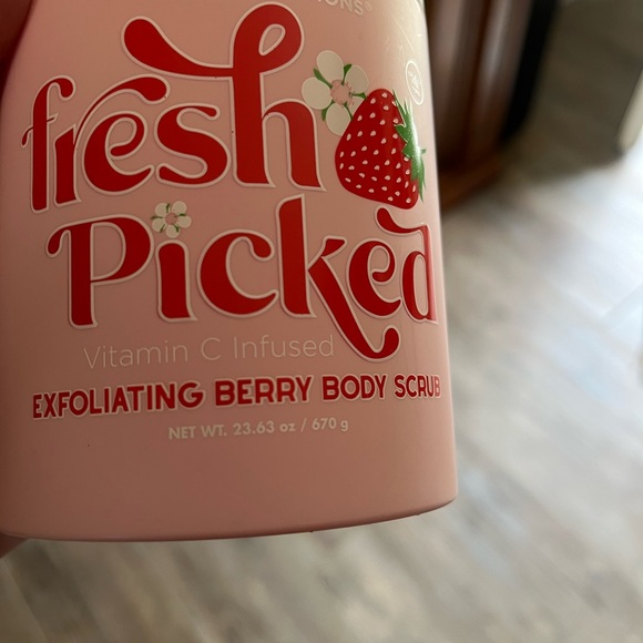 Fresh Picked Exfoliating Berry Body Scrub - Pink - Picture 2 of 3